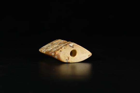 TrésOrs de ParisCong en jade chinois ancien à masques de taotie, 33–23 av. J.-C.