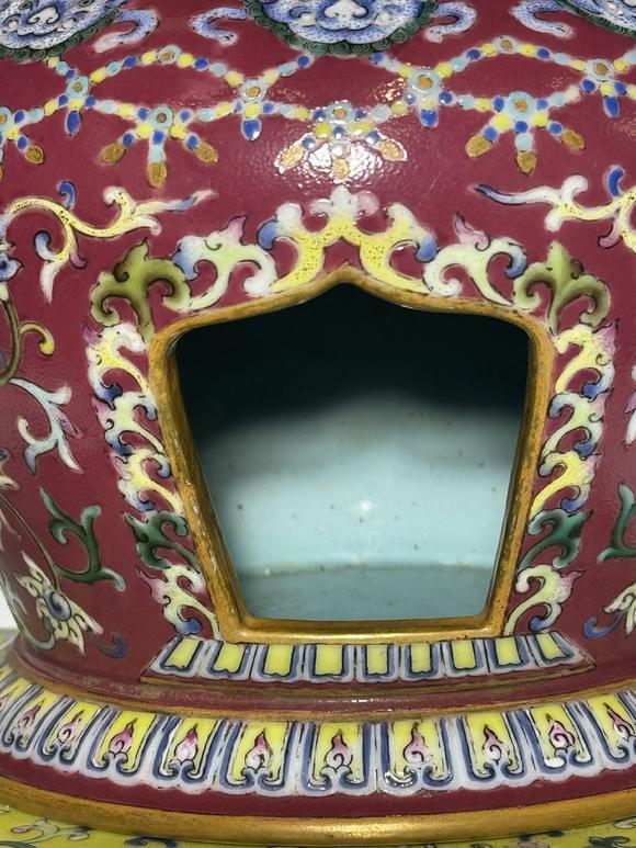 TrésOrs de ParisStupa famille rose à fond rouge, 18 siècle
