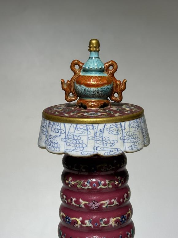 TrésOrs de ParisStupa famille rose à fond rouge, 18 siècle