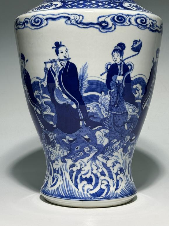 TrésOrs de ParisGrand vase bleu et blanc à personnages sur vagues, 18–19 siècle