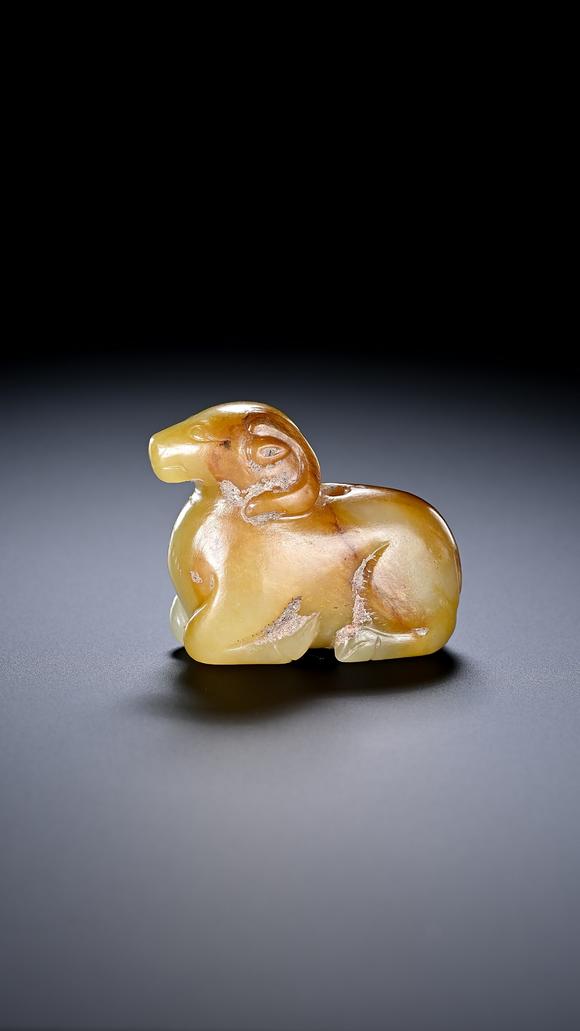 TrésOrs de ParisSculpture en jade jaune à mouton couché, perforation au dos, 2 av. J.-C.–3 ap. J.-C.