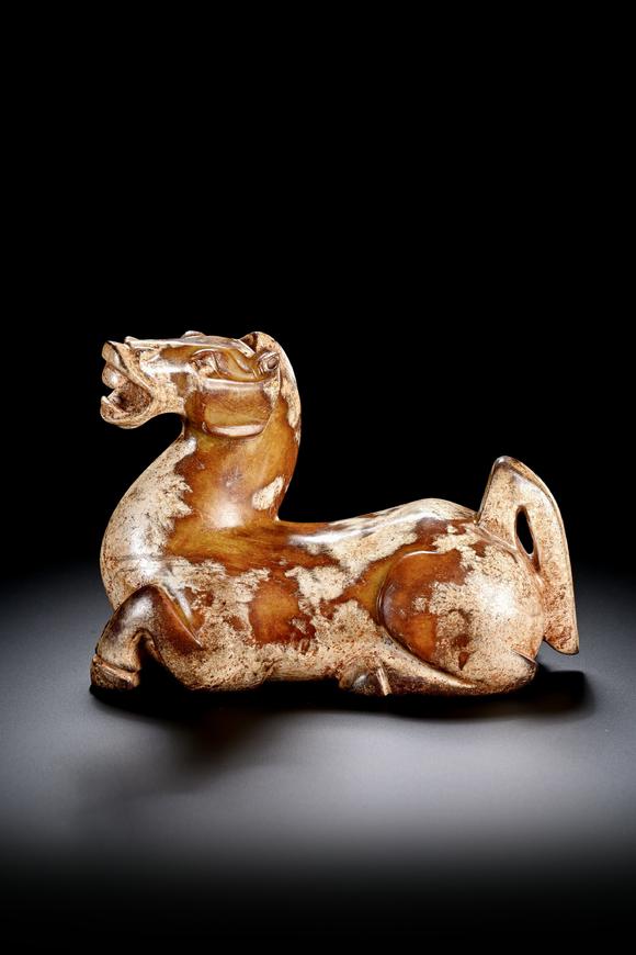 TrésOrs de ParisStatue en jade à cheval couché, patine brun-blanc, 2 av. J.-C.–3 ap. J.-C.