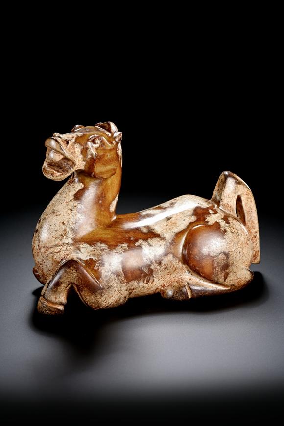 TrésOrs de ParisStatue en jade à cheval couché, patine brun-blanc, 2 av. J.-C.–3 ap. J.-C.