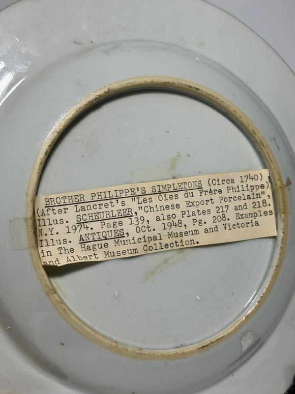 TrésOrs de ParisGrand plat rond grisaille à scène européenne bord doré, 18–19 siècle