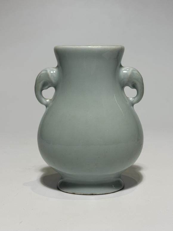 TrésOrs de ParisVase oreilles éléphant céladon, 18–19 siècle