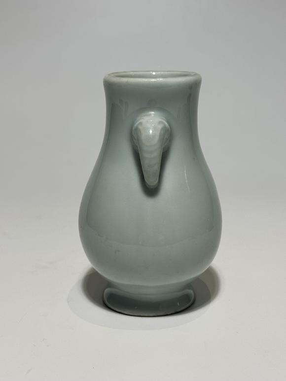 TrésOrs de ParisVase oreilles éléphant céladon, 18–19 siècle