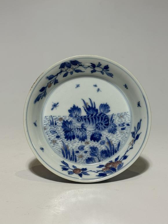 TrésOrs de ParisPetit plat bleu et rouge à poisson, 18–19 siècle