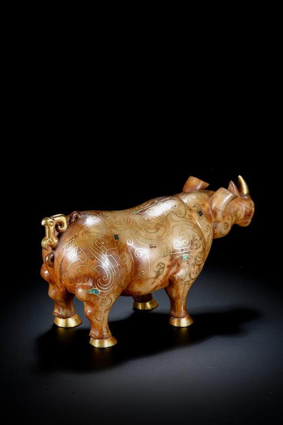 TrésOrs de ParisSculpture en jade brun à rhinocéros, décor filé d’or sur tout le corps, sabots et corne dorés, 2 av. J.-C.–3 ap. J.-C.