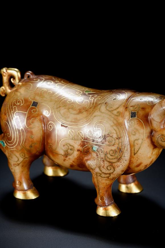 TrésOrs de ParisSculpture en jade brun à rhinocéros, décor filé d’or sur tout le corps, sabots et corne dorés, 2 av. J.-C.–3 ap. J.-C.