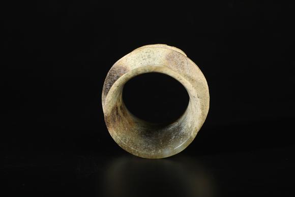 TrésOrs de ParisAnneau à stries en jade chinois ancien, 33–23 av. J.-C.
