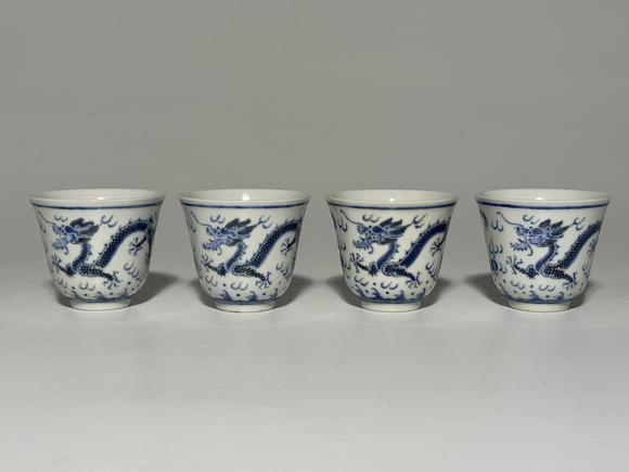 TrésOrs de ParisQuatre petites tasses bleu et blanc à motif dragon de feu, filets bleus au bord, 19–20 siècle