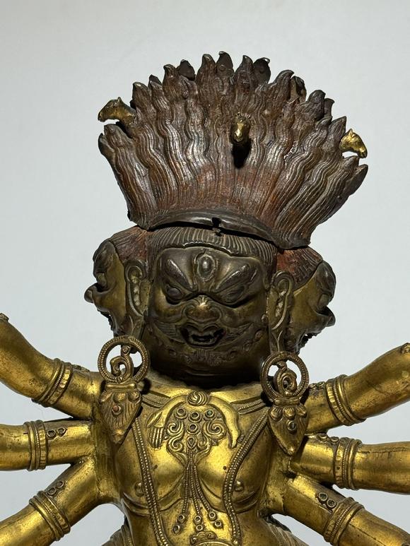 TrésOrs de ParisStatue six bras Mahakala bronze doré, 18 siècle