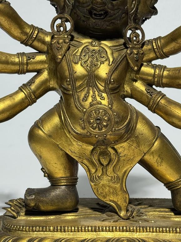 TrésOrs de ParisStatue six bras Mahakala bronze doré, 18 siècle
