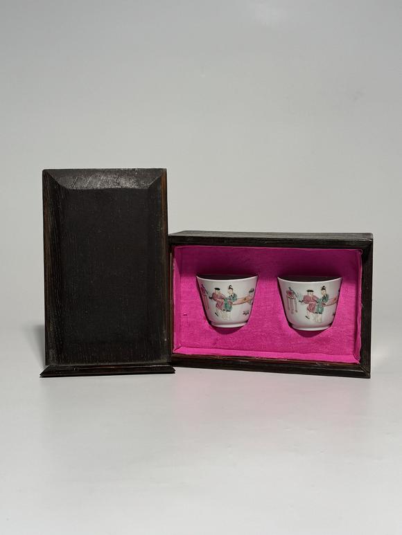 TrésOrs de ParisPaire de tasses cylindriques famille rose à scène de deux lettrés dans pavillon, 18–19 siècle