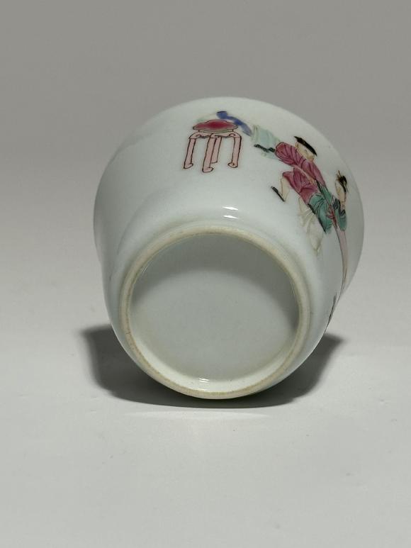 TrésOrs de ParisPaire de tasses cylindriques famille rose à scène de deux lettrés dans pavillon, 18–19 siècle