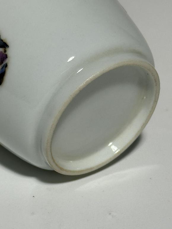 TrésOrs de ParisPaire de tasses cylindriques famille rose à scène de deux lettrés dans pavillon, 18–19 siècle