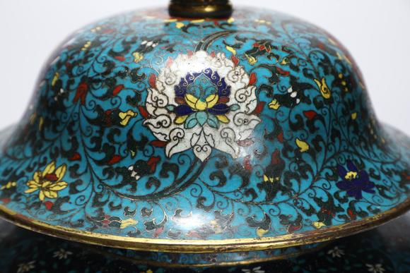 TrésOrs de ParisPot couvert cloisonné chinois ancien à fleurs entrelacées, 18–19 s.