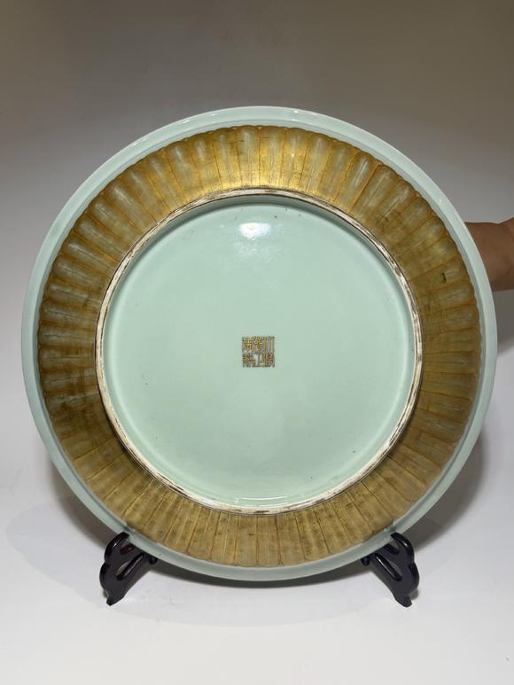 TrésOrs de ParisGrand plat céladon à dragon bleu, 18 siècle