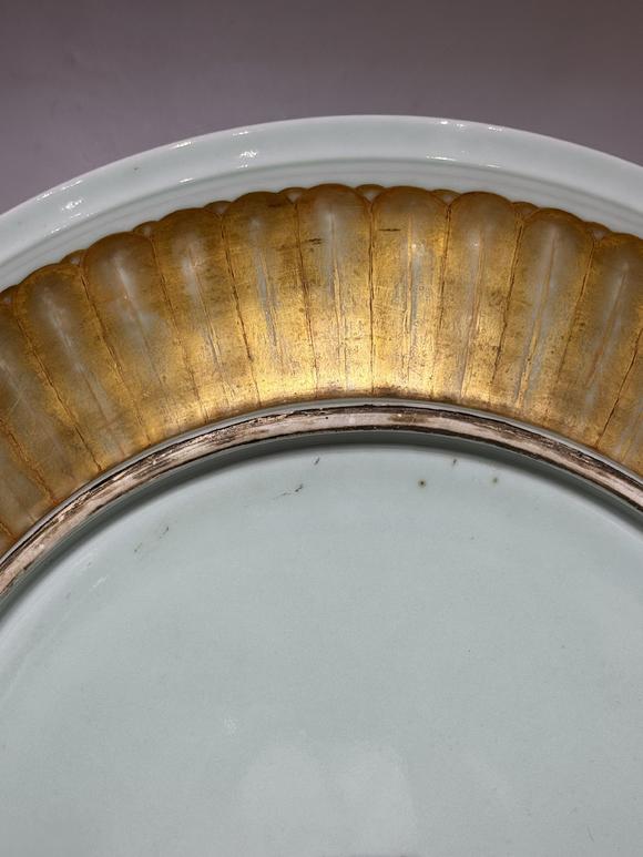 TrésOrs de ParisGrand plat céladon à dragon bleu, 18 siècle