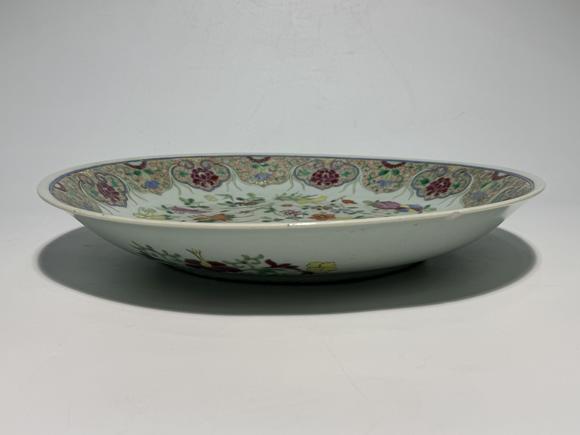 TrésOrs de ParisGrand plat rond famille rose à fleurs diverses de saison, 19–20 siècle