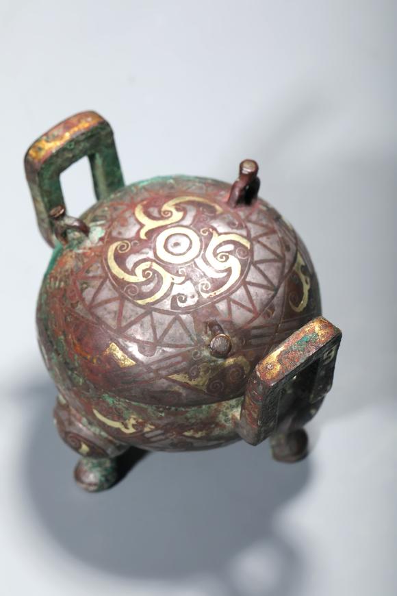 SEAVIEW AUCTIONS PTY LTDA Bronze Tripod Ding Censer Inlaid with Gold Scroll Patterns, China, 3rd–2nd centuries BCE