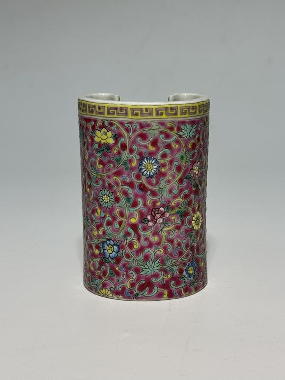 SEAVIEW AUCTIONS PTY LTDA Double-Compartment Famille Rose Brush Pot with Intertwined Floral Scrolls on Ruby Red Ground, 19th–20th Century