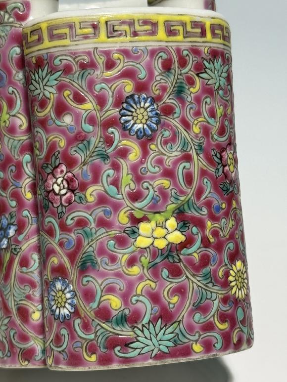 SEAVIEW AUCTIONS PTY LTDA Double-Compartment Famille Rose Brush Pot with Intertwined Floral Scrolls on Ruby Red Ground, 19th–20th Century