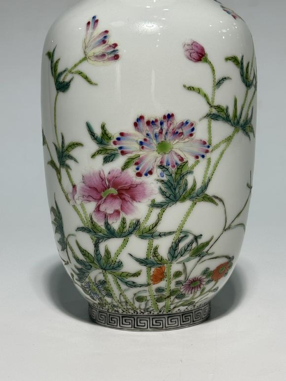 SEAVIEW AUCTIONS PTY LTDA Famille Rose Vase Adorned with Wild Chrysanthemum Blossoms, 19th–20th Century