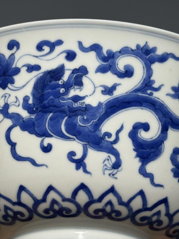 SEAVIEW AUCTIONS PTY LTDA Blue and White Porcelain Bowl with Intertwined Dragon Scrolls, China, 17th century
