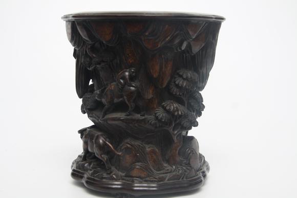 東京蕓術(shù)清  沉香高浮雕筆筒