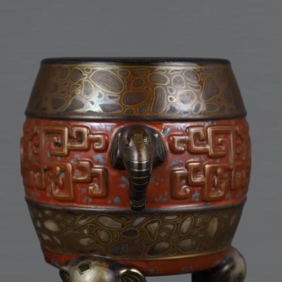東京蕓術(shù)清乾隆 古銅彩雕刻夔龍紋象耳三足香爐