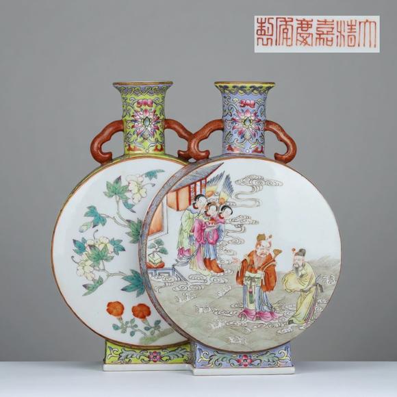 東京蕓術(shù)清嘉慶 粉彩花卉人物圖連體扁瓶