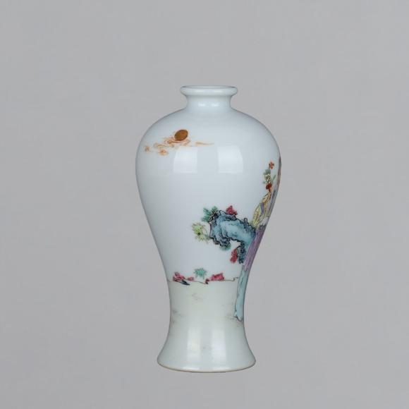 東京蕓術(shù)清乾隆 粉彩老嫗攜童子梅瓶