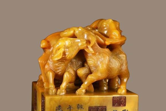 東京蕓術(shù)清 田黃石三陽(yáng)開(kāi)泰鈕印章