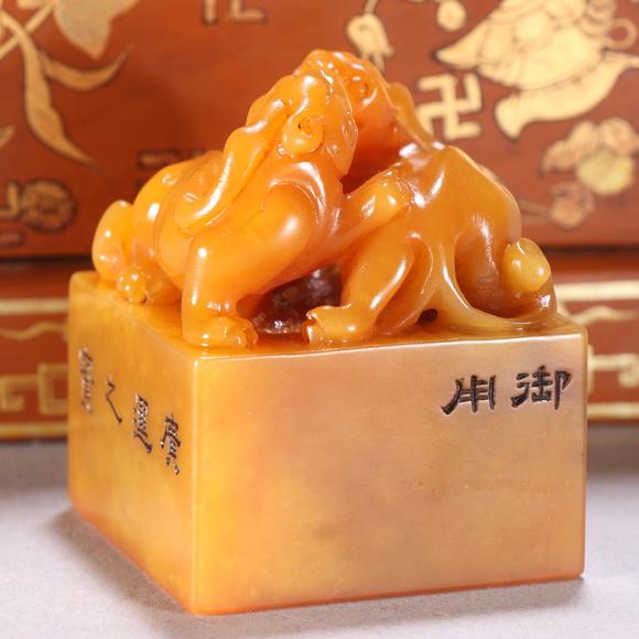 東京蕓術(shù)清 田黃石獸鈕印章