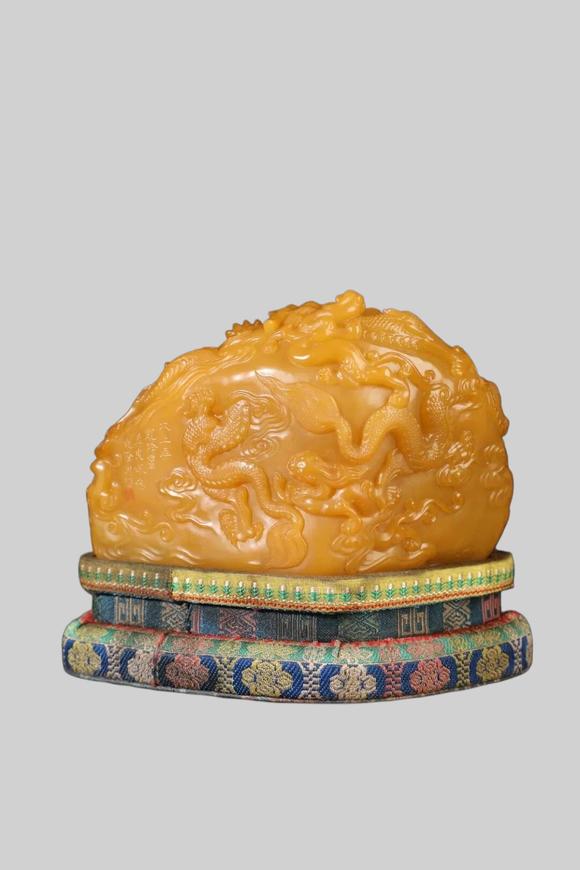 東京蕓術(shù)清 田黃石九龍戲珠擺件