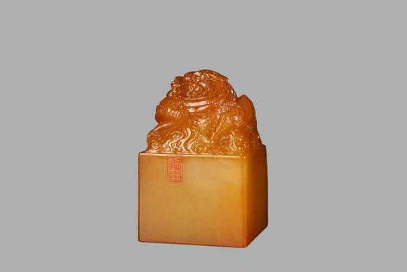 東京蕓術(shù)田黃瑞獸蛟龍鈕印章