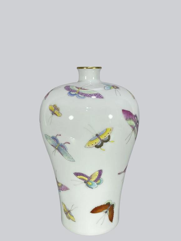 東京蕓術(shù)大清雍正 粉彩蝴蝶描金梅瓶