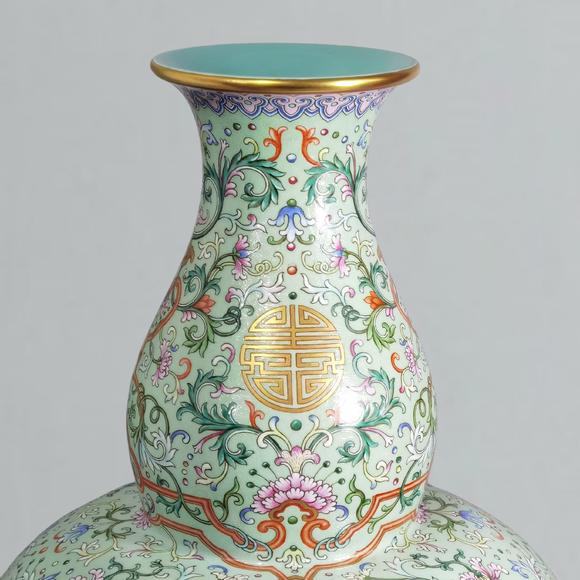 東京蕓術(shù)清乾隆 淺綠地洋彩扒花綿上添花萬(wàn)壽連延葫蘆瓶