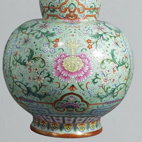 東京蕓術(shù)清乾隆 淺綠地洋彩扒花綿上添花萬壽連延葫蘆瓶