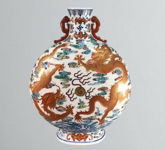 東京蕓術(shù)清乾隆 青花斗彩描金雙龍戲珠雙耳扁瓶