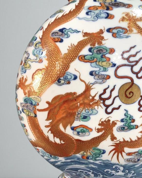 東京蕓術(shù)清乾隆 青花斗彩描金雙龍戲珠雙耳扁瓶