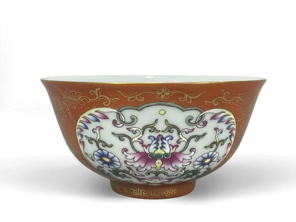 東京蕓術(shù)九畹山房礬紅描金開窗圖案花卉紋碗