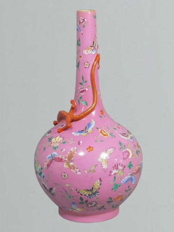 東京蕓術(shù)清乾隆 粉紅地粉彩蝴蝶雜花盤(pán)龍膽瓶