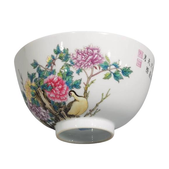 東京蕓術(shù)清乾隆 琺瑯彩花石錦雞圖碗
