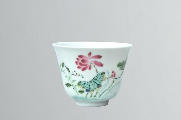 東京蕓術(shù)清雍正  粉彩荷花紋杯
