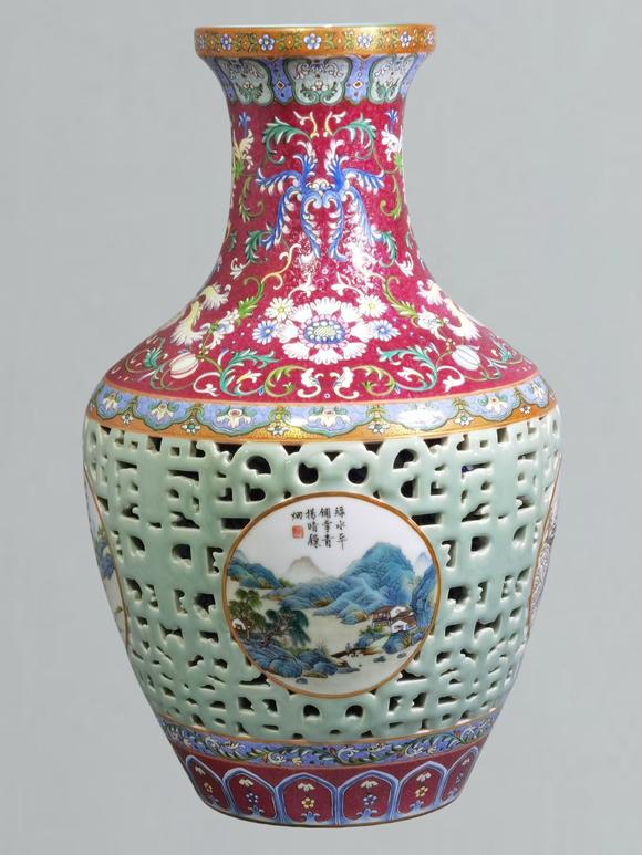 東京蕓術(shù)清乾隆 洋彩錦上添花開光山水圖鏤空套瓶
