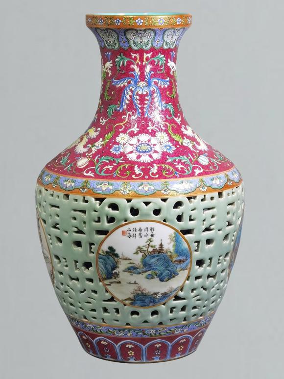 東京蕓術(shù)清乾隆 洋彩錦上添花開光山水圖鏤空套瓶