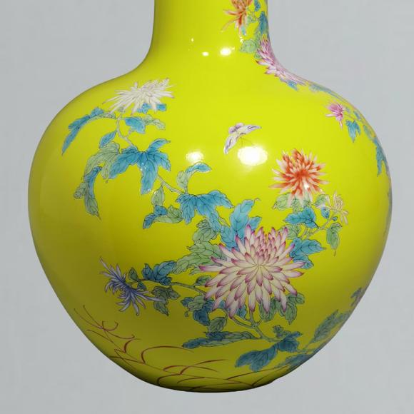 東京蕓術(shù)清雍正  黃地粉彩菊花蝴蝶紋天球瓶