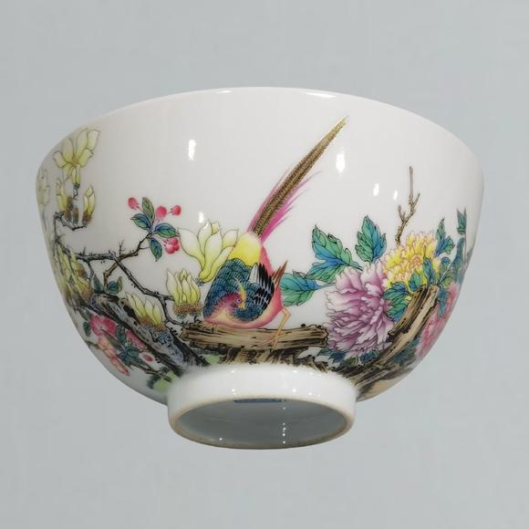 東京蕓術(shù)清乾隆 琺瑯彩花石錦雞圖碗